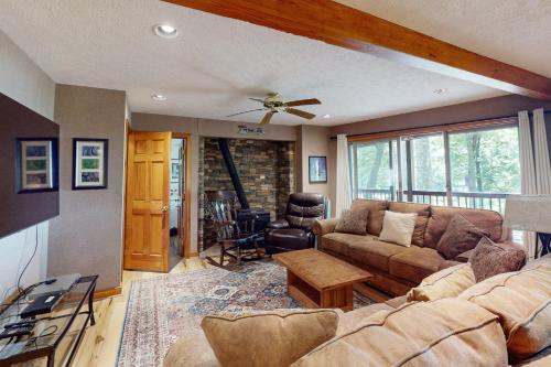 a living room with a couch and a table at Mirabella Eclano in McHenry