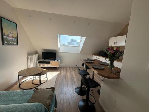 un salon avec un canapé, une table et des chaises dans l'établissement T2 Centre ville proche gare - Tramway au pied, à Nantes