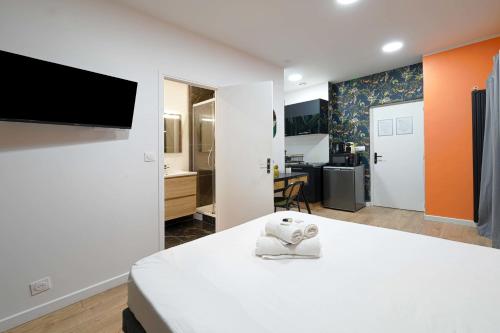 une chambre avec un lit et une télévision sur un mur dans l'établissement Modern secure studio- perfect for 2- Catacombs, à Paris
