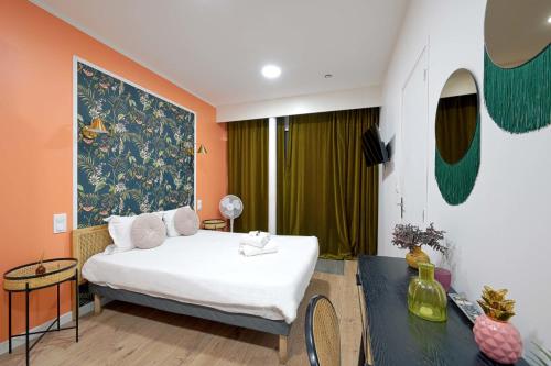 une chambre d'hôtel avec un lit et une table dans l'établissement Modern secure studio- perfect for 2- Catacombs, à Paris