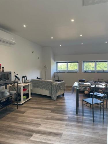 un salon avec un canapé et une table dans l'établissement Gîte à la campagne Les Grandes Maisons Espace jacuzzi hammam SPA, à Lorris