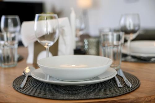 a table with a bowl and two wine glasses at Stilvoll, Innenstadt, Parken in Hameln
