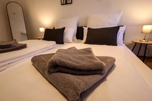 a bedroom with two beds with towels on the bed at Stilvoll, Innenstadt, Parken in Hameln