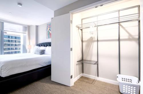 un dormitorio con una cama y una ventana en Modern Apt with Water Views, en Boston