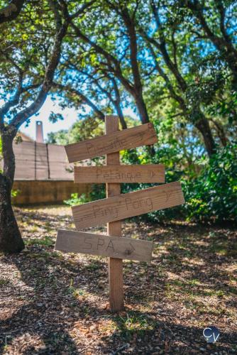 a wooden sign with arrows on it in a park at Les Baragnasses in Saint-Siffret