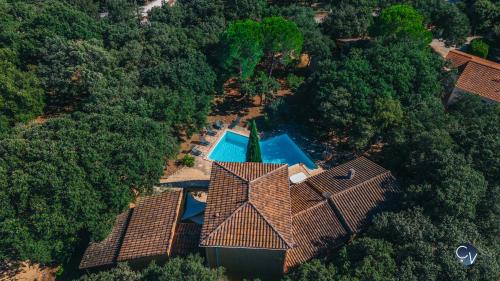 an overhead view of a house with a swimming pool at Les Baragnasses in Saint-Siffret