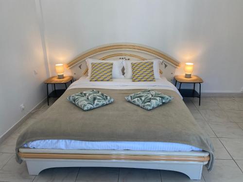 - une chambre avec un grand lit et 2 lampes sur 2 tables dans l'établissement Charming apartment in the centre of Cannes, à Cannes