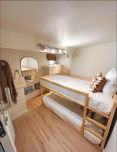 - une petite chambre avec des lits superposés et un miroir dans l'établissement Appartement hyper centre Aix, à Aix-en-Provence