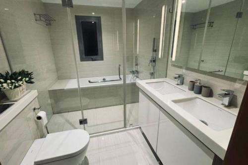 Bilik mandi di 3BR Luxury Apartment in Altair 35th Floor