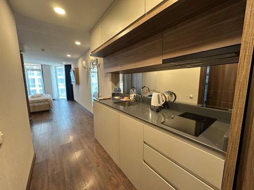 Kuchyň nebo kuchyňský kout v ubytování Seaside sunny apartments 95c
