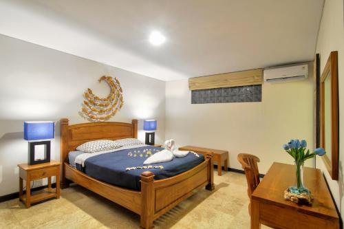 サヌールにあるVakantiehuis-Bali.Nlのベッドとテーブルのある寝室