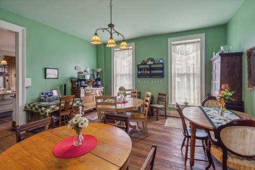 Ruang duduk di Greer Room at Main Street Bed & Breakfast