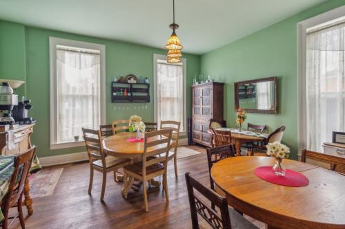 Televisyen dan/atau pusat hiburan di Greer Room at Main Street Bed & Breakfast