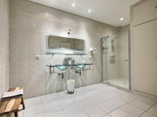 a bathroom with a sink and a shower at La maison de Vincent de Miss K in Romanèche-Thorins