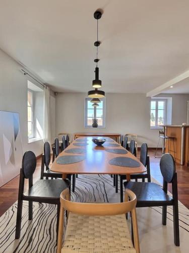 a dining room with a table and chairs at La maison de Vincent de Miss K in Romanèche-Thorins