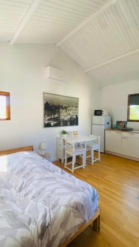 une chambre avec un lit, une table et une télévision dans l'établissement Le Chalet Pignantais avec option Jacuzzi, à Pignans