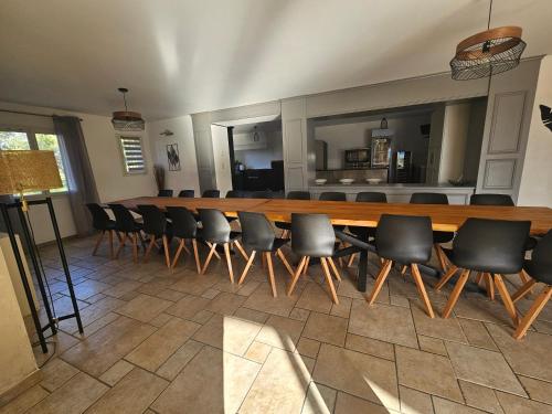 une salle de conférence avec une longue table et des chaises dans l'établissement Villa Adhémar 20 personnes, à La Garde-Adhémar