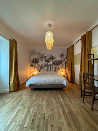 - une chambre avec un lit recouvert de palmiers dans l'établissement Maison Spacieuse en Ville, à Poitiers