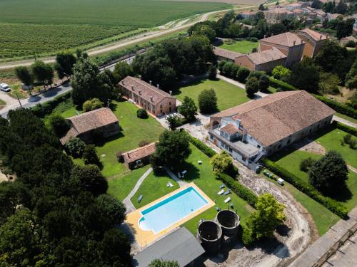 an aerial view of an estate with a swimming pool at Agriturismo Ca' Guerriera in Sustinente