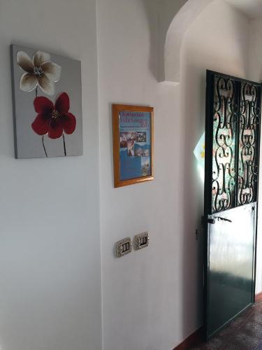 a hallway with a door and a flower on the wall at Holiday Home Gionny & Mary in Taormina