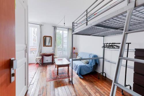 - une chambre avec un lit et des lits superposés dans l'établissement Studio pour 3 - Confort Moderne, Proche Métro, à Paris