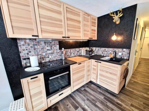 Photo de la galerie de l'établissement Valfréjus: Appart rénové 4 pièces avec WiFi à 100m télésiège - FR-1-265-335, à Modane