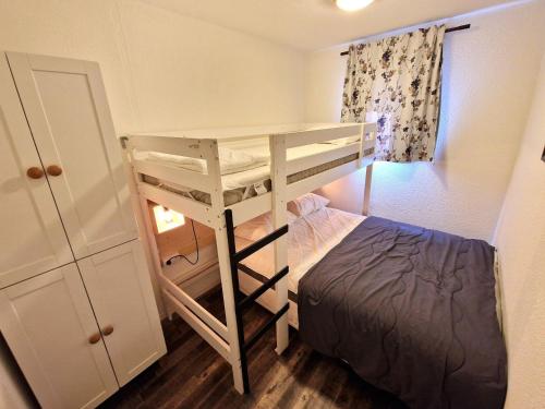 Photo de la galerie de l'établissement Valfréjus: Appart rénové 4 pièces avec WiFi à 100m télésiège - FR-1-265-335, à Modane