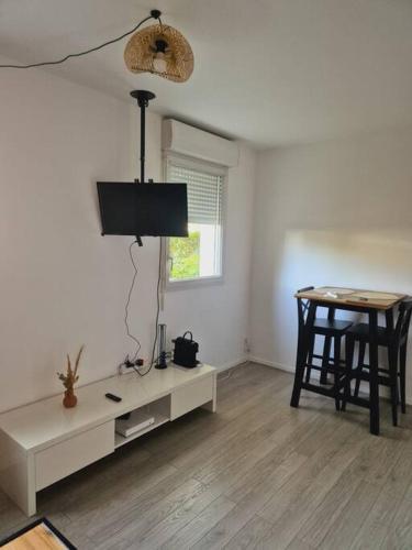 - un salon avec une table, une table et une chaise dans l'établissement Studio Déco Moderne à Nantes - Comme à la Maison, à La Contrie