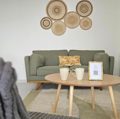 un salon avec un canapé et une table basse dans l'établissement T3 Universités & Hospitals - Havre de paix près Toulouse - parking - terrasse, à Toulouse