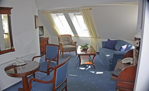 
a living room filled with furniture and a couch at Hotel Am Yachthafen in Waren
