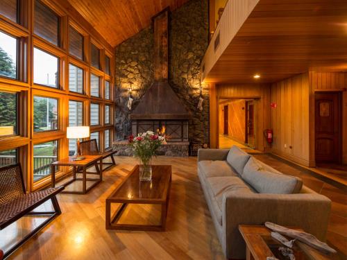 a living room with a couch and a fireplace at Loberias Del Sur in Puerto Chacabuco