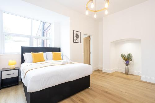 ウォースリーにあるNEW! 5 x Stunning 1-Bed Apartments in Manchester by 53 Degrees Property, Ideal for Long Term, Couples or Business Groups!のベッドルーム1室(大型ベッド1台、黄色い枕付)