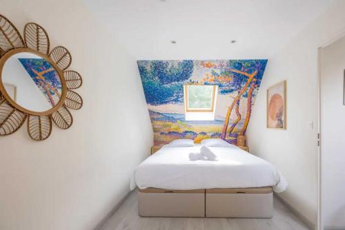 une chambre avec un lit avec un miroir au mur dans l'établissement Charming house with garden in residence with pool, à Deauville