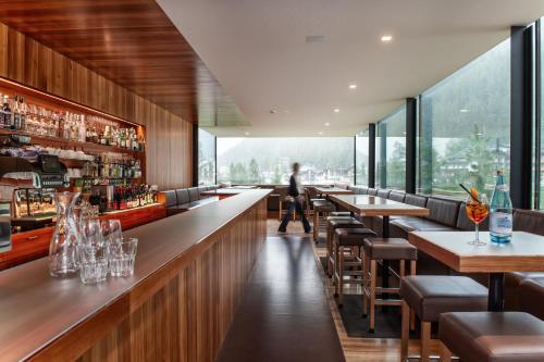 a bar with benches and tables in a restaurant at Bed & Breakfast Hostel Nives in Solda