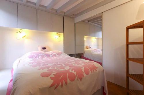 - une chambre dotée d'un lit rouge dans l'établissement Good News - Bonne Nouvelle, à Paris