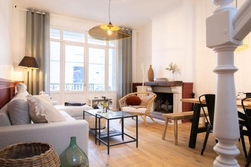 ベルク・シュル・メールにあるVilla Berckoise - Vue mer - 30M plage - 8 persのソファとテーブルのあるリビングルーム