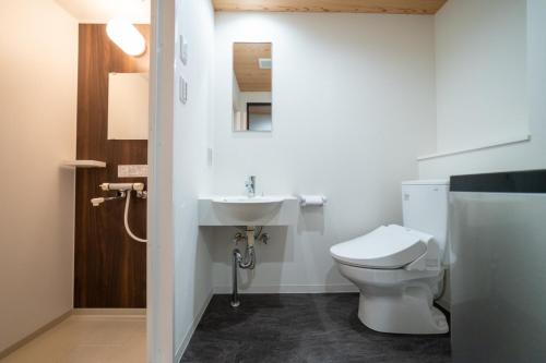 a bathroom with a toilet and a sink at Queen's Park 空港直通 新今宮駅 通天閣 新世界 in Osaka
