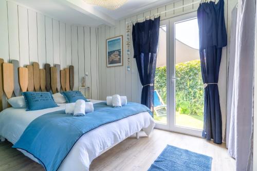 En eller flere senge i et værelse på Mamy Blue - Maison proche Lac de Cazaux