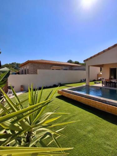 une maison avec une cour et une piscine dans l'établissement LA VILLA METISSE Villa Détente et sa Piscine Zen, à Morières-lès-Avignon