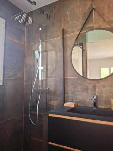 une salle de bain avec une douche avec un lavabo et un miroir dans l'établissement LA VILLA METISSE Villa Détente et sa Piscine Zen, à Morières-lès-Avignon