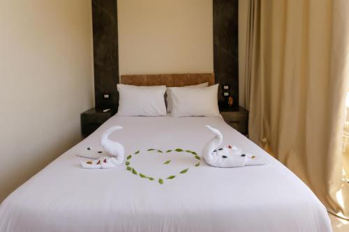 Cama o camas de una habitación en Taj Pyramids inn - Pyramids View Rooftop
