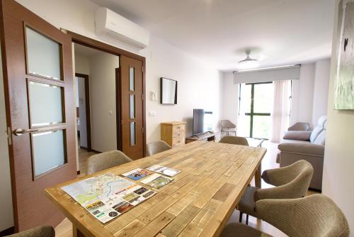 a living room with a wooden table and chairs at Cuencaloft Villacuenca in Cuenca