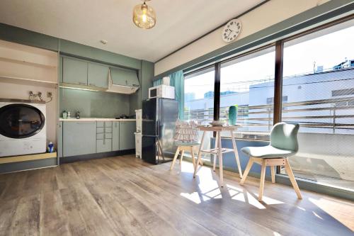 a kitchen with a table and chairs in a room at スターハイツ蒲田 in Tokyo