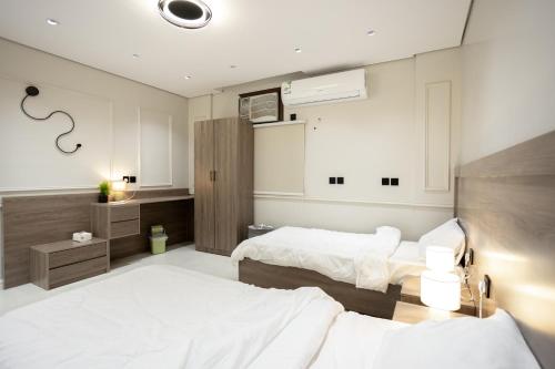 Postel nebo postele na pokoji v ubytování Dar Al-Naseem Apartments