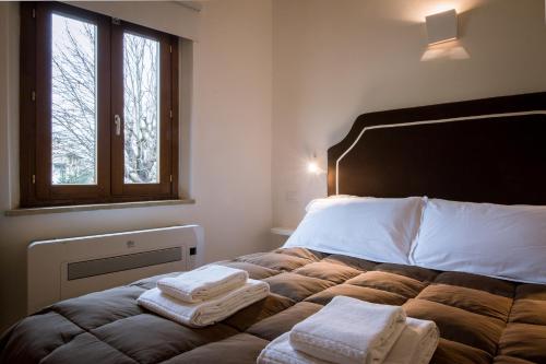 フィレンツェにあるMagnoli Goldのベッドルーム1室(ベッド1台、タオル2枚付)