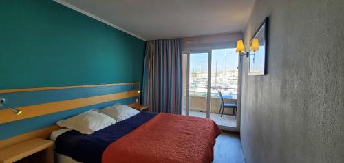 une chambre d'hôtel avec un lit et une fenêtre dans l'établissement Vue sur Port Frejus pour ce T2-3 Cap Hermes, 6 cou, à Fréjus