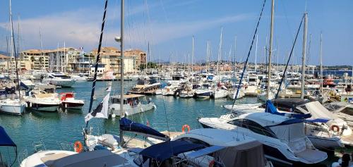 Vue sur Port Frejus pour ce T2-3 Cap Hermes, 6 cou