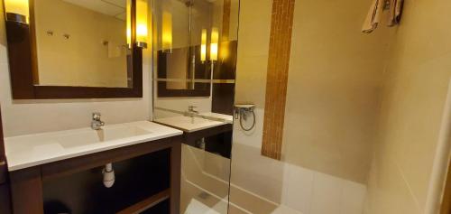 une salle de bain avec deux lavabos et une douche dans l'établissement Vue sur Port Frejus pour ce T2-3 Cap Hermes, 6 cou, à Fréjus