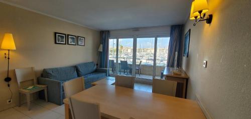Vue sur Port Frejus pour ce T2-3 Cap Hermes, 6 cou