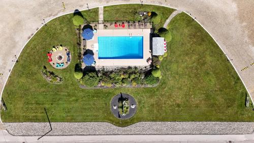 Πισίνα στο ή κοντά στο Profile Deluxe Motel